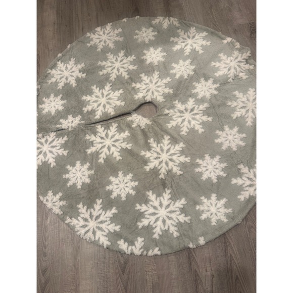 Other - Plush‎ Gray Snowflake Christmas Tree Skirt Winter Holiday Decor Neutral